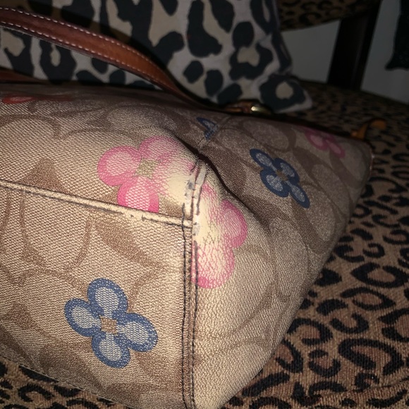 👛💜COACH Peyton Clover Purse💜👛 READ DESCRIPTION AND SEE PHOTOS AND VIDEO - Picture 12 of 15